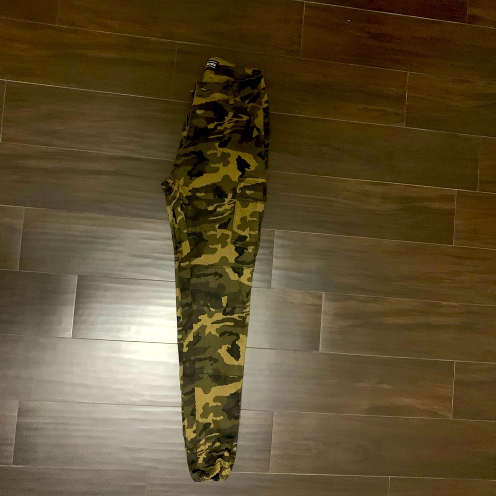 Camo cargo skinny joggers.
